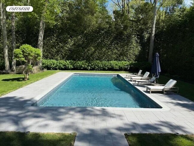 Photo - 16 Roxbury Ln