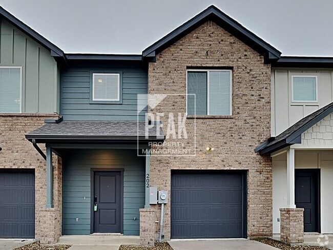 Building Photo - Beautiful Townhome: 3 Bed/2.5 Bath located...