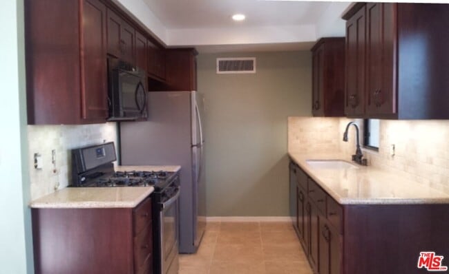 Building Photo - 2349 S Bentley Ave Unit 3