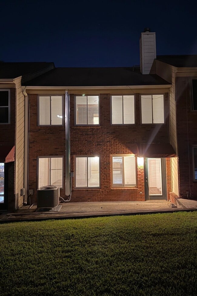 Photo - 3207 Shamrock St E