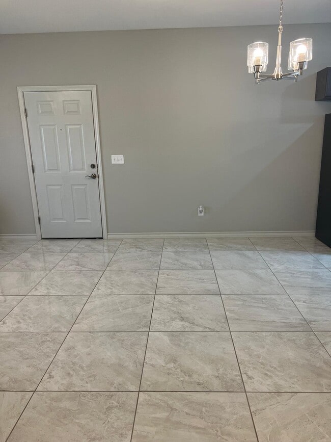 Photo - 1201 Gage Loop Unidad G80