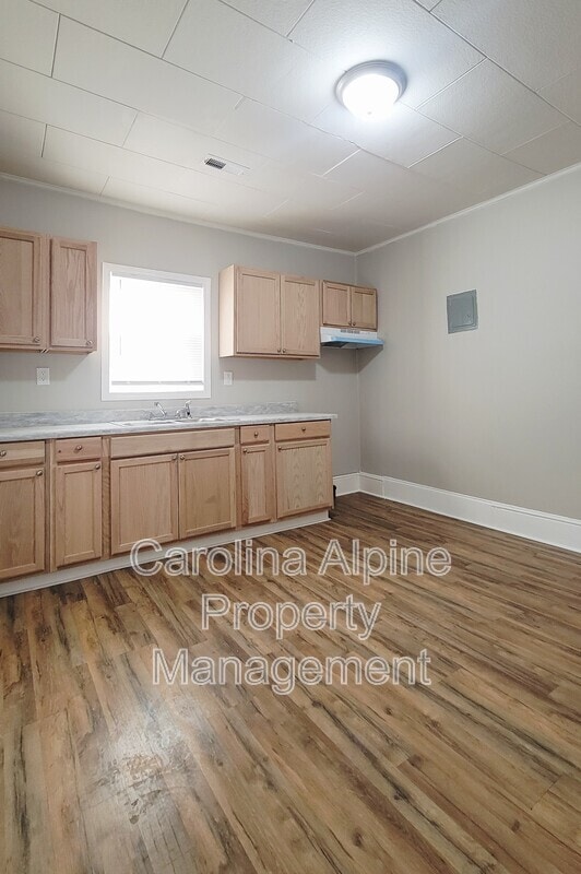 Photo - 323 Clegg St