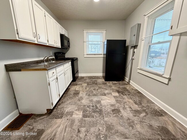 Photo - 121 E 14th St Unidad 2