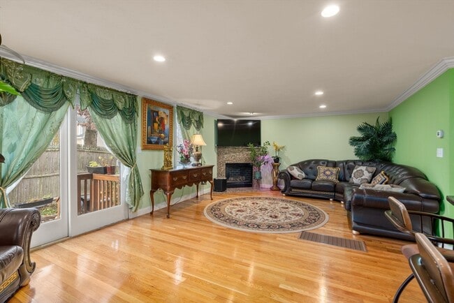 Photo - 215 St Mary St