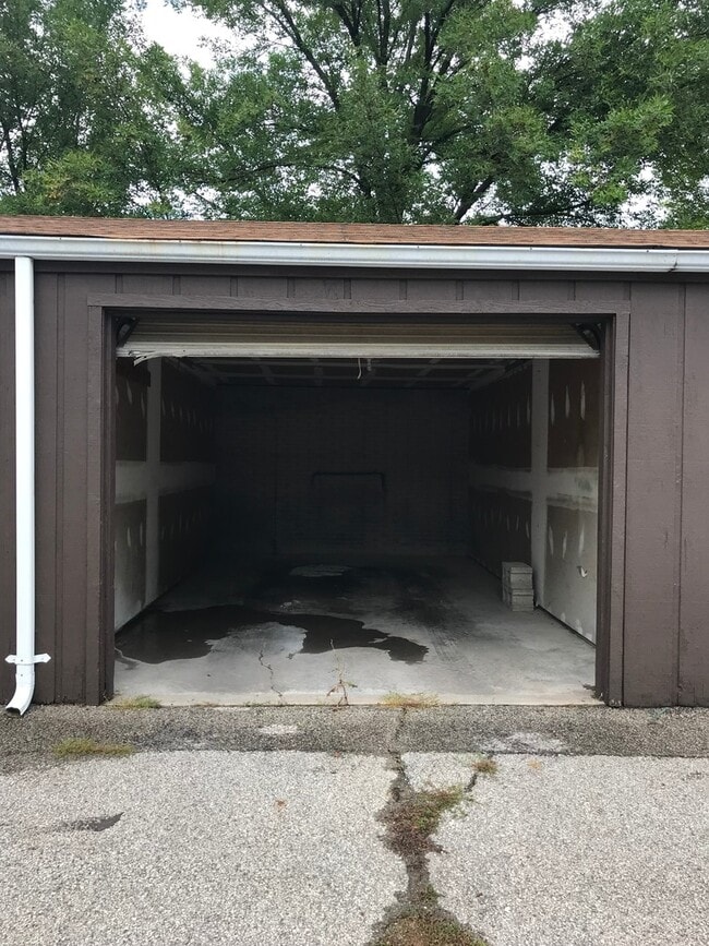 Photo - 2 Bedroom/1.5 Bathroom in Iowa City near Kinnick! Available Now!