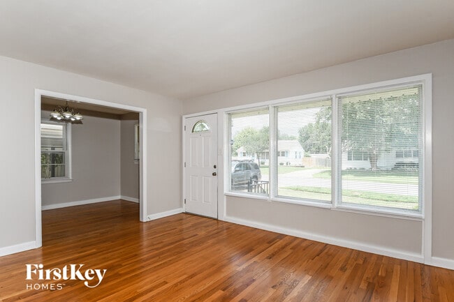 Photo - 240 Maple Dr