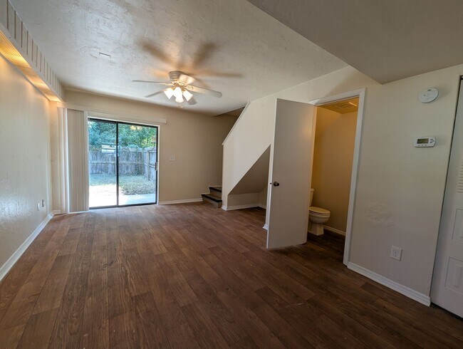 Photo - $1100 - 2 Bed/1½ Bath Townhouse - Mossy Oa...