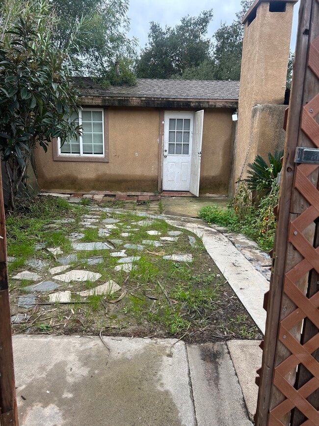 Building Photo - 155 E 15th Ave Unit Middle