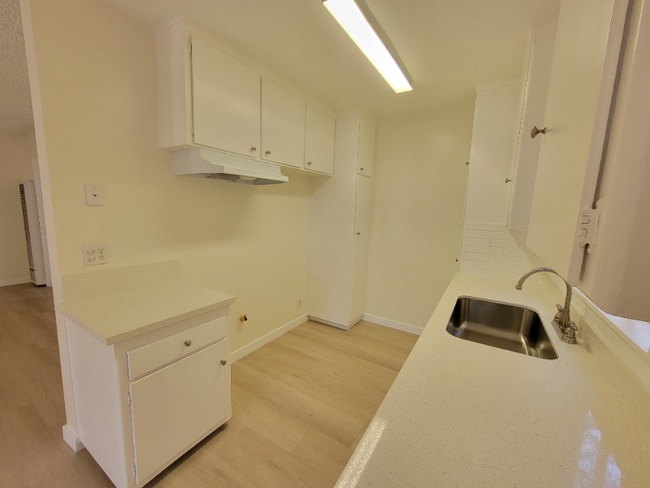 Photo - 13531 Wyandotte St Unidad 9