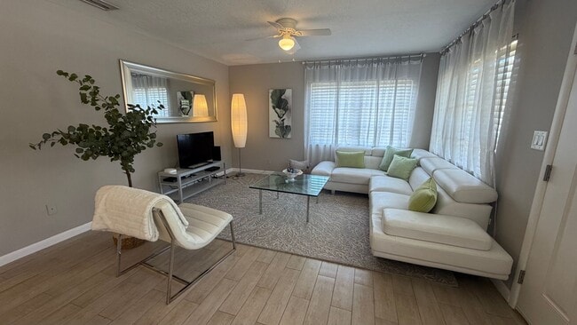 Photo - Charming Fully Furnished 2 Bedroom, 1 Bathroom Home in Sarasota Unit 2015