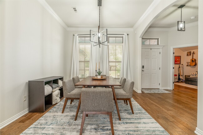 Photo - 212 Cowans St