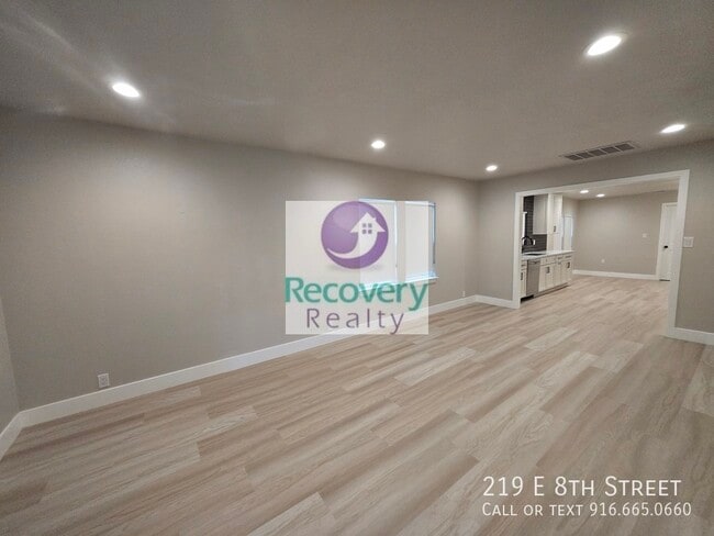 Photo - 219 E 8th St