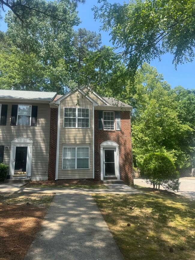 Building Photo - Stylish End Unit 3br 2.5ba TH in Cary! Ava... Rental