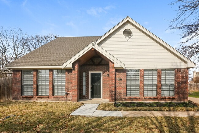 Building Photo - 657 Edgewood Dr