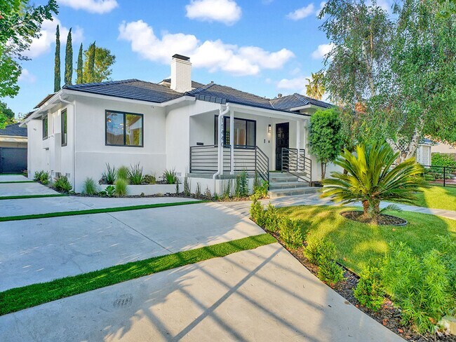 Building Photo - Luxe 5+4.5 w/detached studio, downstairs e... Rental