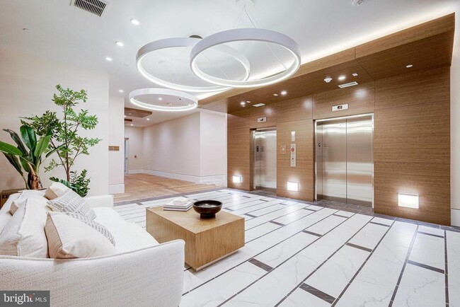 Building Photo - 801 N Fairfax St Unit 421