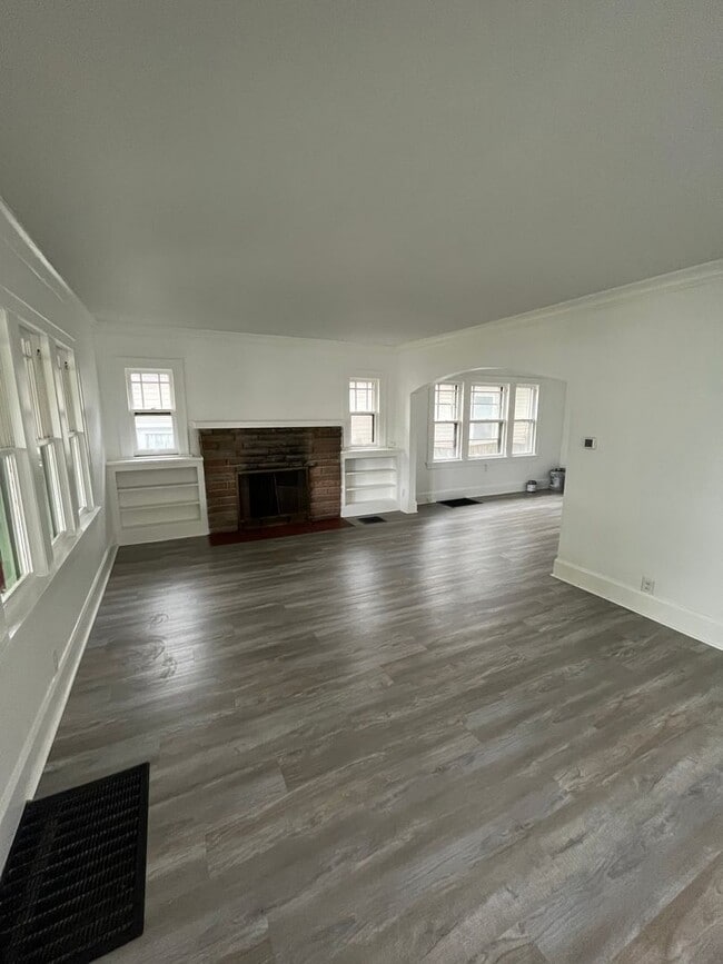 Building Photo - Newly remodeled 4 bed 2 bath home available in Rockford ***SECTION 8 OK***