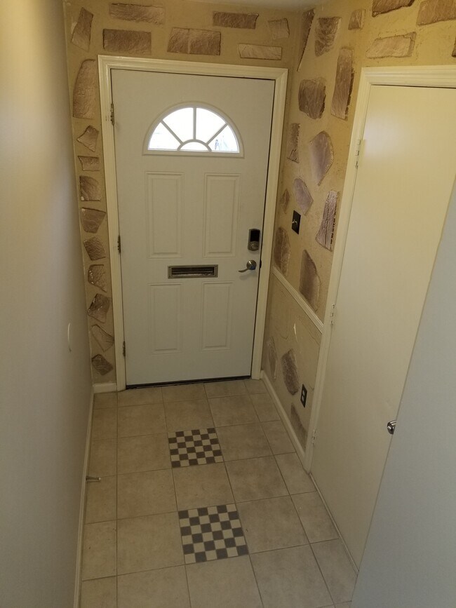 Photo - 445 W 6th Ave