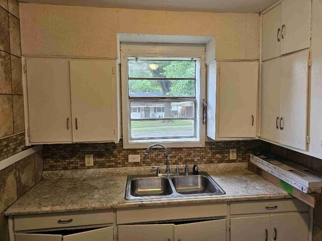 Photo - 464 Fernwood Ave