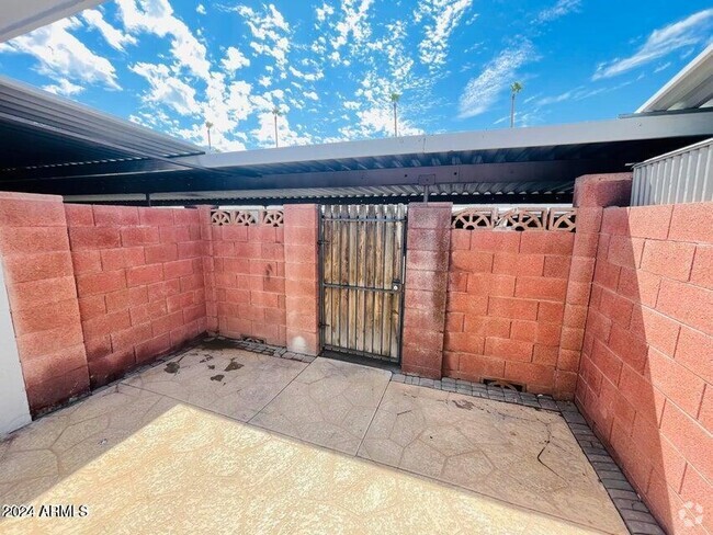Building Photo - 6818 N 35th Ave Unit J Rental