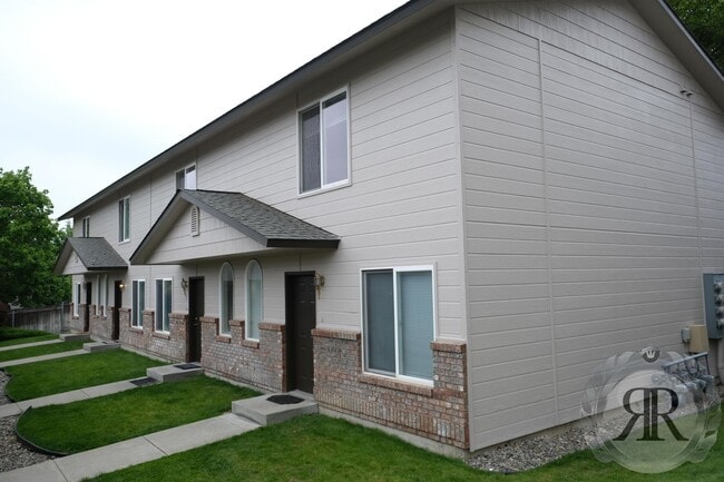 Photo - 2 Bedroom, 1 1/2 Bath Townhouse - Move In Ready!