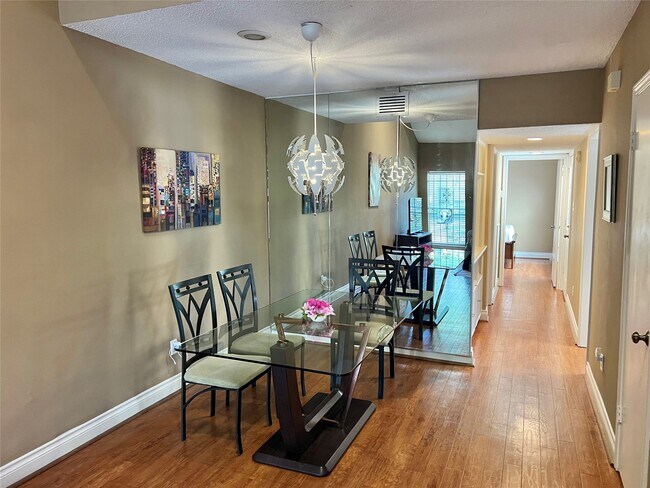 Photo - 1962 Augusta Dr