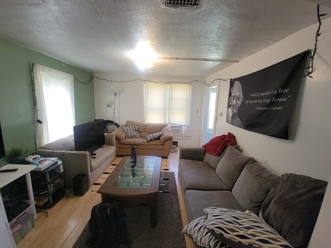 Photo - 239 Chippewa St