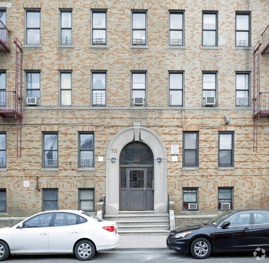 Photo - 711 E 230th St