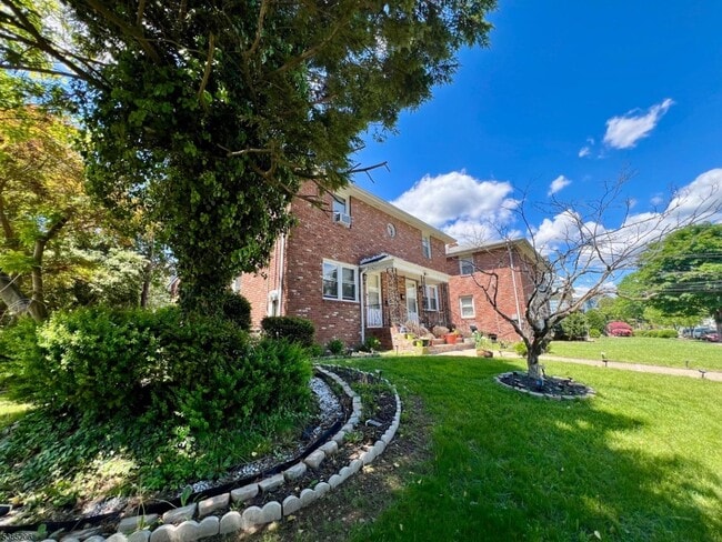 Photo - 201 E 9th St