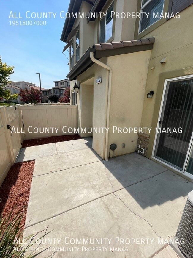 44122 Calle Luz
