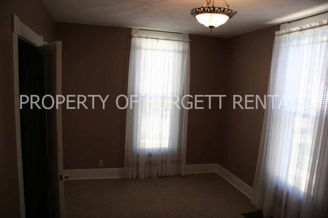 325 W Lutz Ave