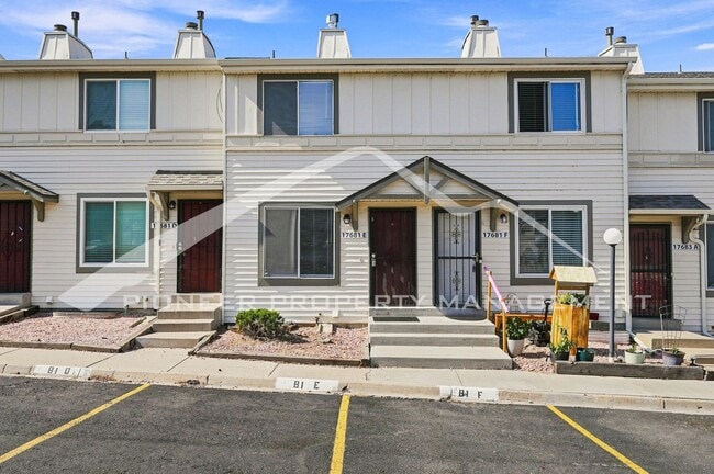 Building Photo - Spacious Townhouse with Central AC and Washer/Dryer