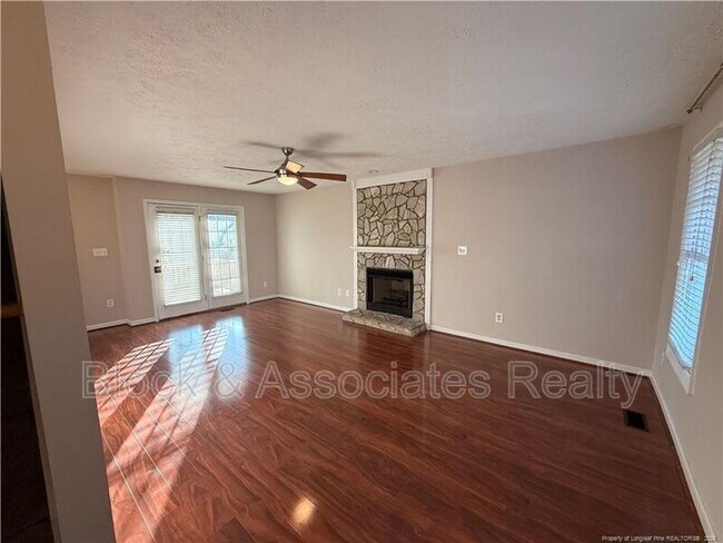 Photo - 2402 Larwood Dr