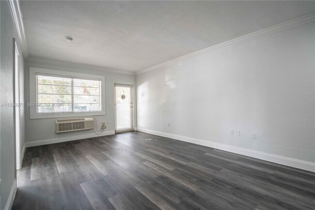 Photo - 7925 Hawthorne Ave Unit 4