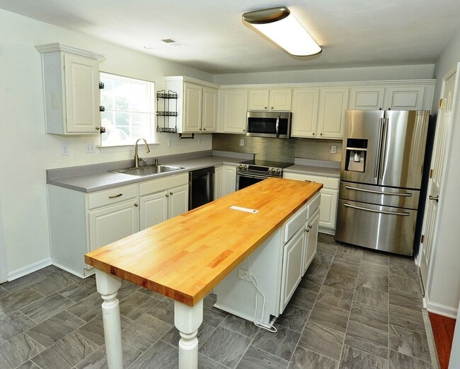 Building Photo - Renovated home with Sunroom!