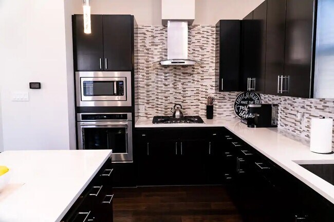 Photo - 2105 Engelmohr St