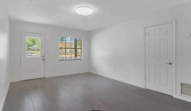Photo - Renovated 2bed/1bath Apartment in Eustis! ... Unidad D