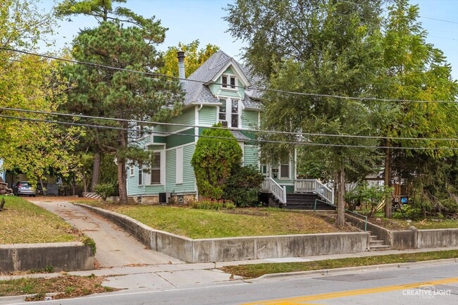 Building Photo - 674 St Charles St