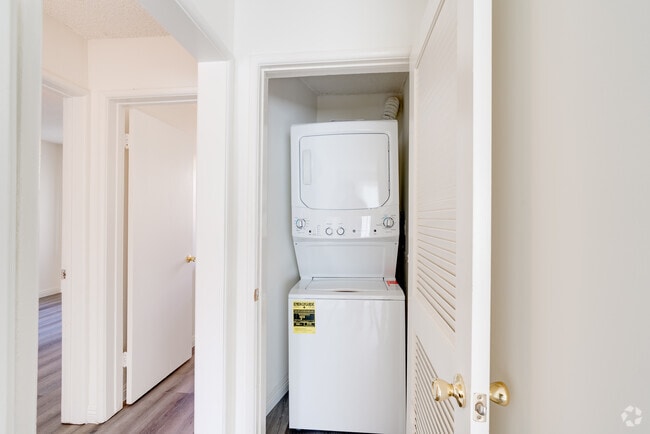 2BR, 1BA - 800SF