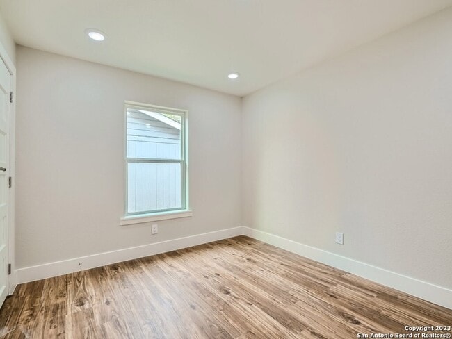 Photo - 839 Oasis St