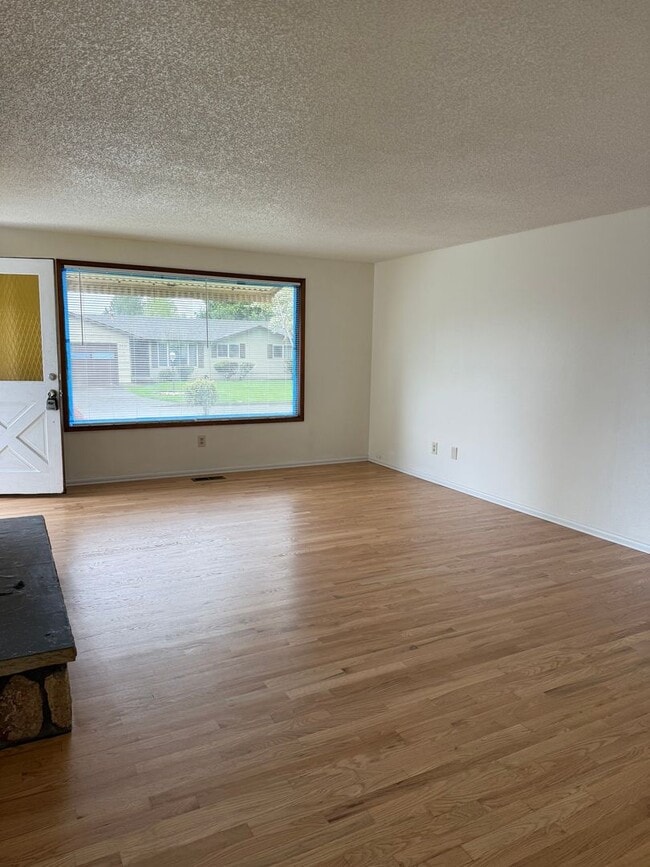 Photo - Great location in Milwaukie, OR! 3 bedroom 1 bath home with a large yard!