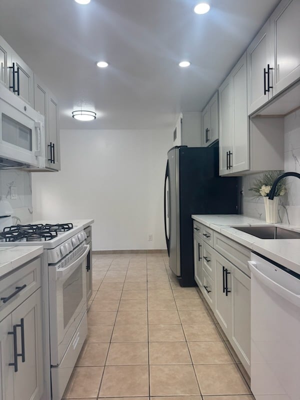 BEAVER KITCHEN - 13825 Beaver St