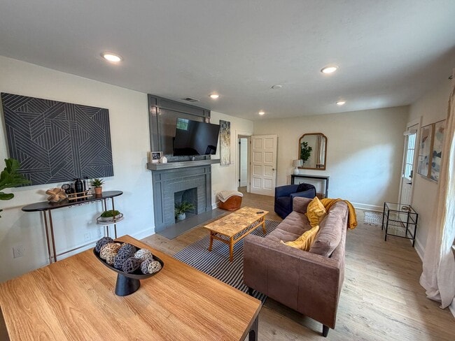 Photo - 919 SW 6th Ave