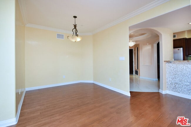 Building Photo - 1000 Granville Ave Unit 301 Rental