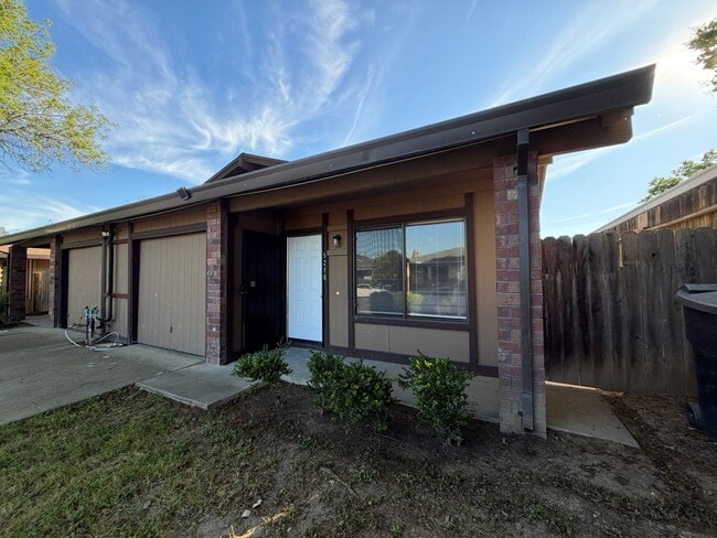 Building Photo - Welcome to this beautifully renovated 2-bedroom, 1-bath home in the desirable Foothill Oaks! Unit 5216