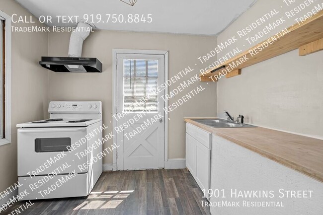 Building Photo - 1901 Hawkins St Rental