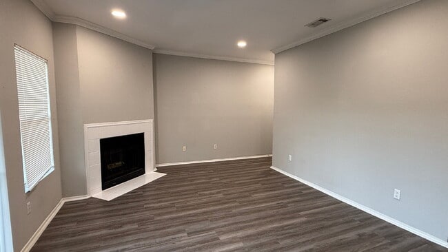 Photo - Updated 2 Bed/2 Bath North Austin Condo with Rare Greenbelt Views Unidad 277