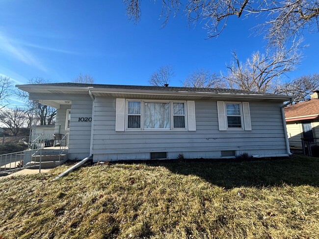 Building Photo - Home For Rent Bellevue.