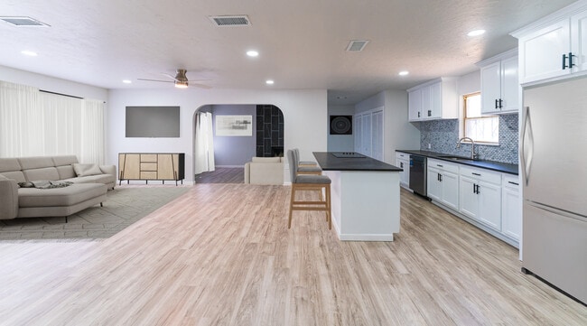 Kitchen + Living area - 2102 Custer Ave Casa