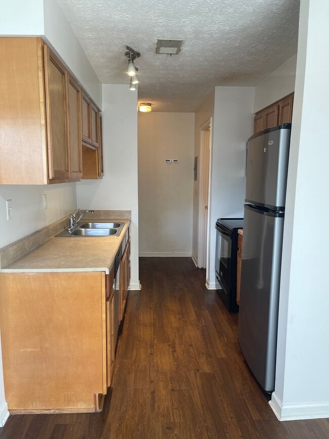 Photo - 257 University Dr